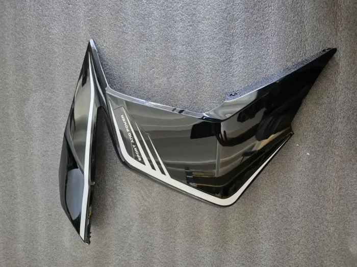 Sağ Yan Panel Siyah